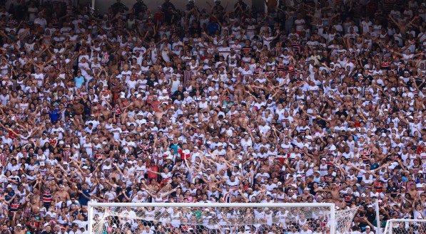 Torcida do Santa Cruz marca presen&ccedil;a no Est&aacute;dio do Arruda