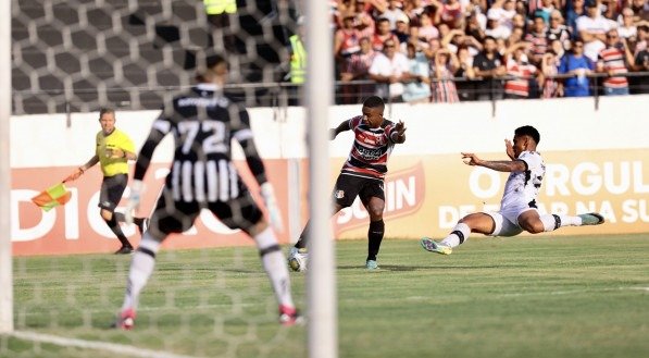 Imagem do jogo entre Santa Cruz x Treze pelas Eliminatórias da Copa do Nordeste