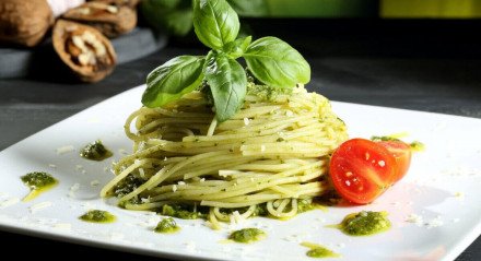 Espaguete ao molho pesto (Imagem: Denio109 | Shutterstock)