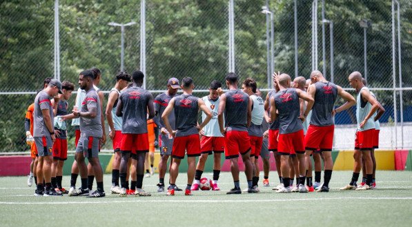 Imagem dos jogadores do Sport reunidos no gramado do CT rubro-negro