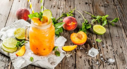 Suco detox de pêssego com limão, hortelã e gengibre (Imagem: Rimma Bondarenko | Shutterstock)