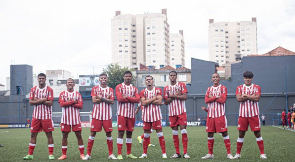 Jogadores do sub-20 do Náutico celebram vitória na Copinha 2025