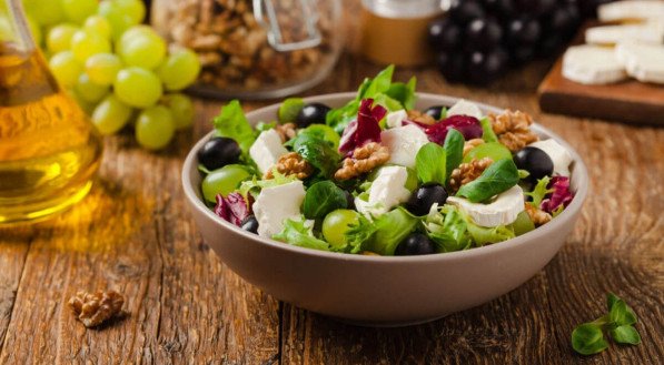 Salada de alface com uva e queijo (Imagem: Shutterstock)