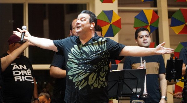 Imagem de artistas nas prévias carnavalescas do Shopping RioMar Recife que têm início nesta semana, entre os dias 9 e 11 de janeiro, no RioMar Recife. A programação conta com shows gratuitos de Marron Brasileiro, André Rio e Sambadeiras.