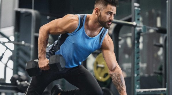 A musculação favorece a saúde geral do corpo (Imagem: Prostock-studio | Shutterstock)