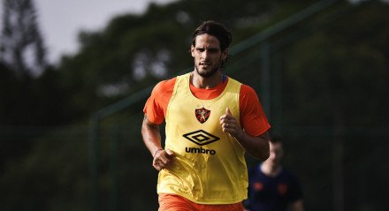 Atacante Gonçalo Paciência em treinamento no CT do Sport Club do Recife