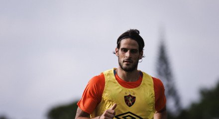 Atacante Gonçalo Paciência em treinamento no CT do Sport Club do Recife