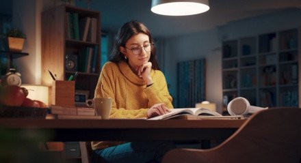 Livros de suspense aguçam a curiosidade dos leitores e incentivam a leitura (Imagem: Stock-Asso | Shutterstock)