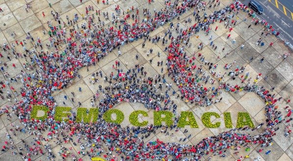 Painel com a palavra "democracia", durante cerimônia em defesa da Democracia, na Praça dos Três Poderes