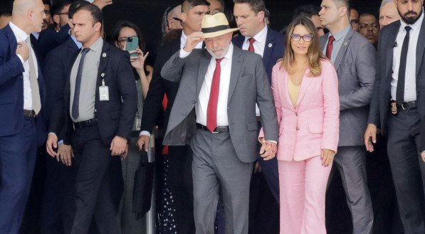 Lula e Janja de mãos dadas durante ato em defesa da democracia