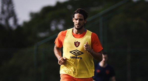 Atacante Gonçalo Paciência em treinamento no CT do Sport Club do Recife