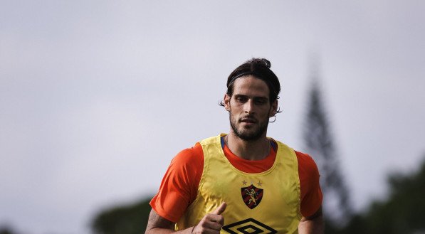 Atacante Gonçalo Paciência em treinamento no CT do Sport Club do Recife