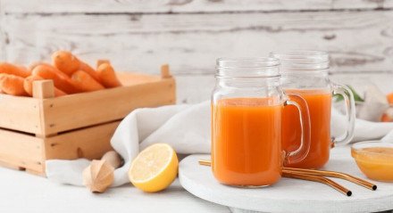 Suco de cenoura com limão (Imagem: Pixel-Shot | Shutterstock)