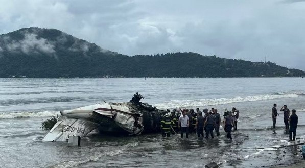 Avião de pequeno porte cai no litoral de São Paulo