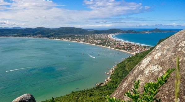 Bombinhas reúne vida noturna, gastronomia e belezas naturais (Imagem: cabuscaa | Shutterstock) 