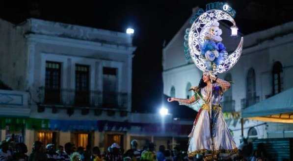Imagem de porta-estandarte no palco