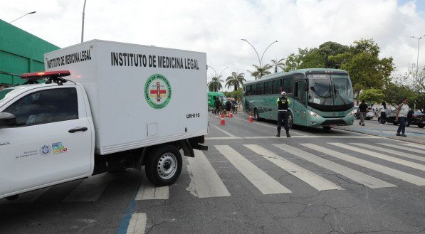 Imagem da chegada do IML ao local do sinistro de trânsito na Avenida Mascarenhas de Moares. Óbito ocorreu no local, antes da chegada do Samu.