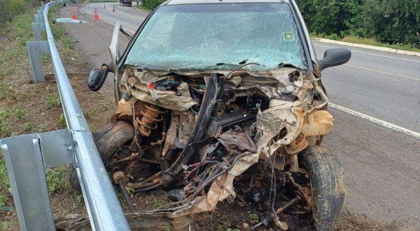 Imagem da caminhonete destruída depois ada colisão com a carreta