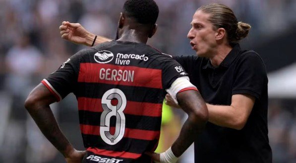 Filipe Luís, técnico do Flamengo, orienta o volante e capitão Gerson 