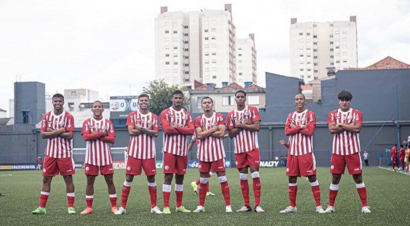 Jogadores do Náutico perfilados em comemoração de gol na Copinha 2025