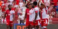 Jogadores do Náutico cumprimentam a torcida nos Aflitos