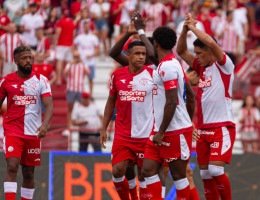 Jogadores do Náutico cumprimentam a torcida nos Aflitos