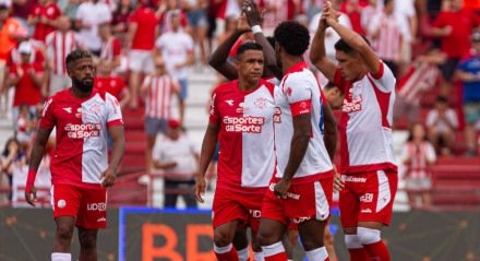 Jogadores do Náutico cumprimentam a torcida nos Aflitos