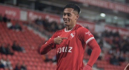 Rodrigo Atencio comemorando gol marcado pelo Independiente