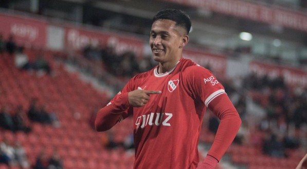 Rodrigo Atencio comemorando gol marcado pelo Independiente