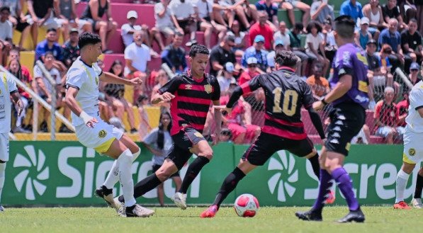 Jogador do Sport com a posse de bola em jogo da Copinha