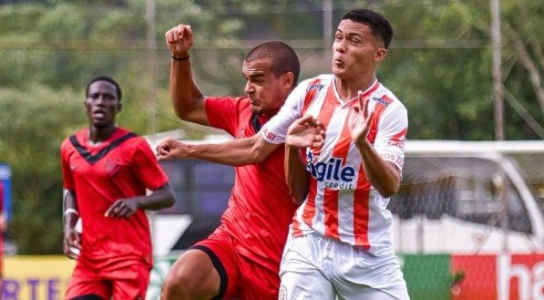 Atleta do Sport em disputa de corpo em jogo com jogador do Referência