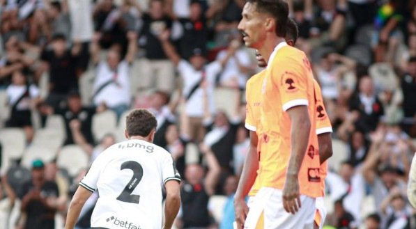 Paulinho celebra gol de empate do Vasco sobre o Nova Iguaçu