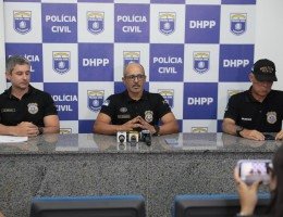 Em coletiva de imprensa realizada na tarde deste domingo (12), na sede do DHPP, o delegado Ivaldo Pereira deu detalhes da investigação sobre a chacina que vitimou 7 pessoas em Nova Descoberta, no último sábado (11)