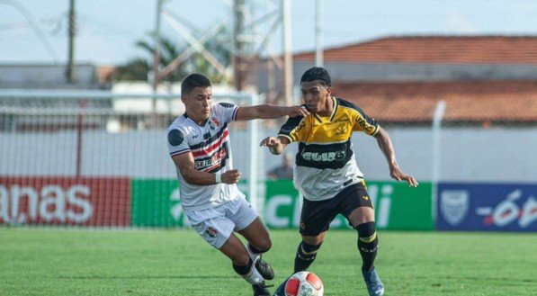 Imagem da partida entre Santa Cruz e Criciúma na Copinha