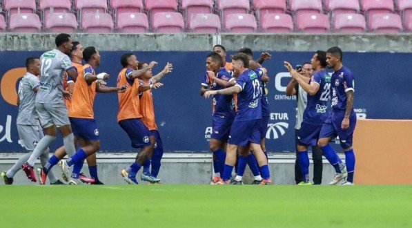 Imagem dos jogadores do Maguary comemorando um dos gols da partida contra o Retrô