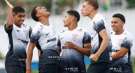 Jogadores da base do Corinthians celebrando