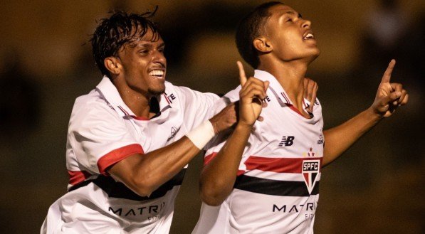 Jogadores do São Paulo comemoram gol na Copinha