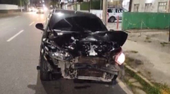 Imagem do carro após a colisão com o motociclista