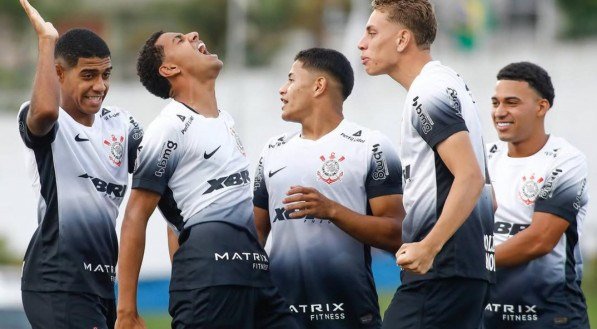 Jogadores da base do Corinthians celebrando