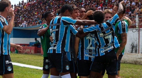 Jogadores do sub-20 do Grêmio abraçados