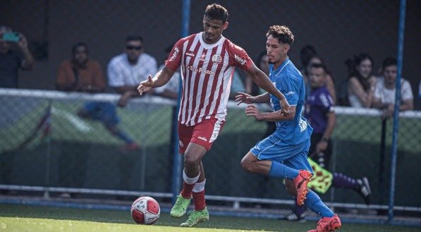 Jogador do Náutico com a posse de bola em jogo na Copinha