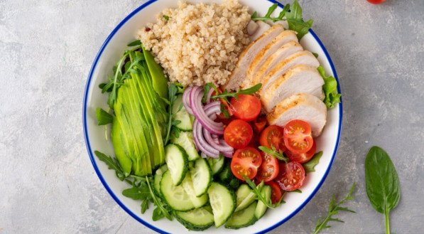 Salada de quinoa com frango (Imagem: irina2511 | Shutterstock)