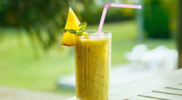 Suco de abacaxi com hortelã (Imagem: Boiarkina Marina | Shutterstock)