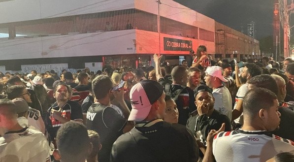 Imagem de centenas de torcedores em frente ao Arruda para comemorar assinatura de proposta da venda da SAF
