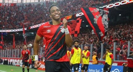 Palacios, jogador do Athletico-PR, comemora gol