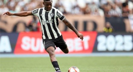 Patrick de Paula em jogo do Botafogo pelo Cariocão 2025