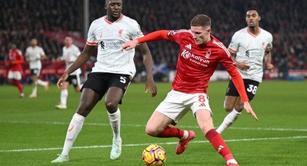 Liverpool leva gol no início, busca empate e mantém distância na liderança