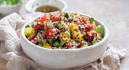 Salada de quinoa (Imagem: Elena Shashkina | Shutterstock)