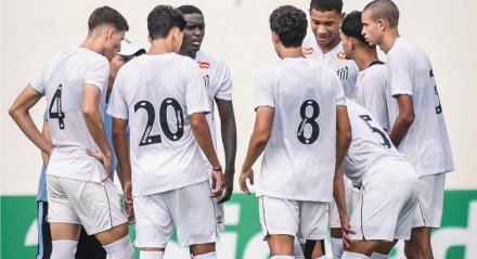 Jogadores do Santos reunidos em campo para jogo da Copinha