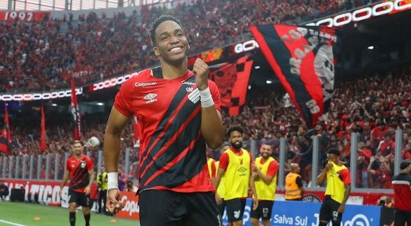 Palacios, jogador do Athletico-PR, comemora gol